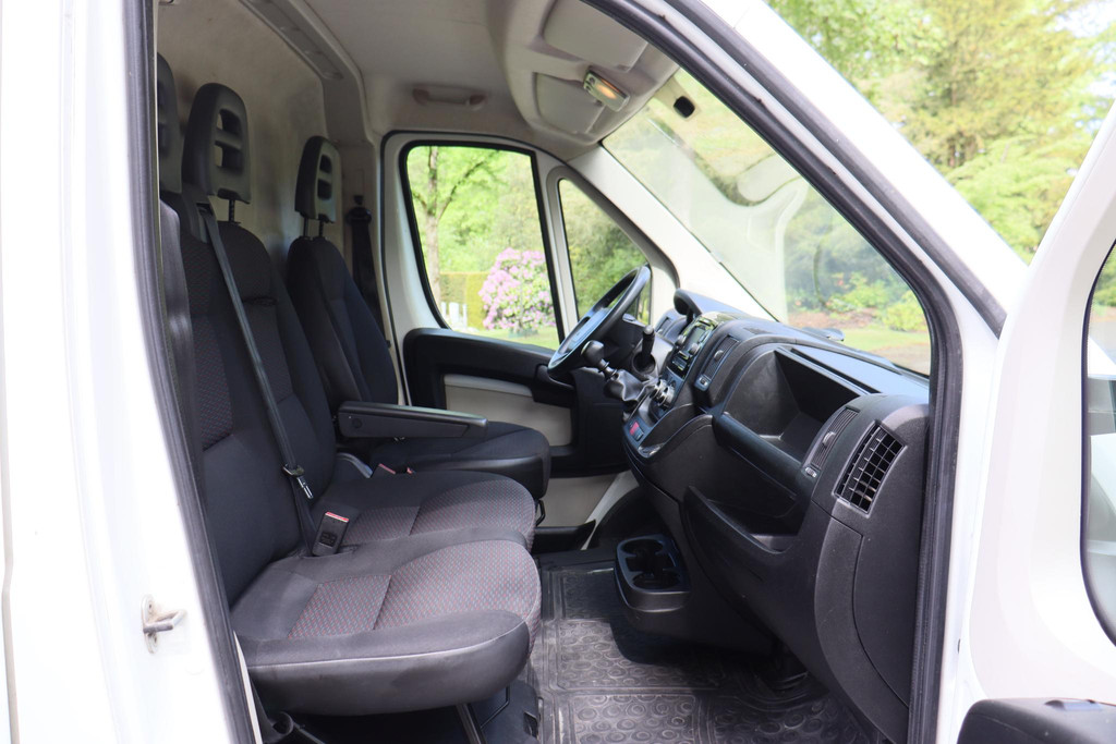 53428350-11.jpg
