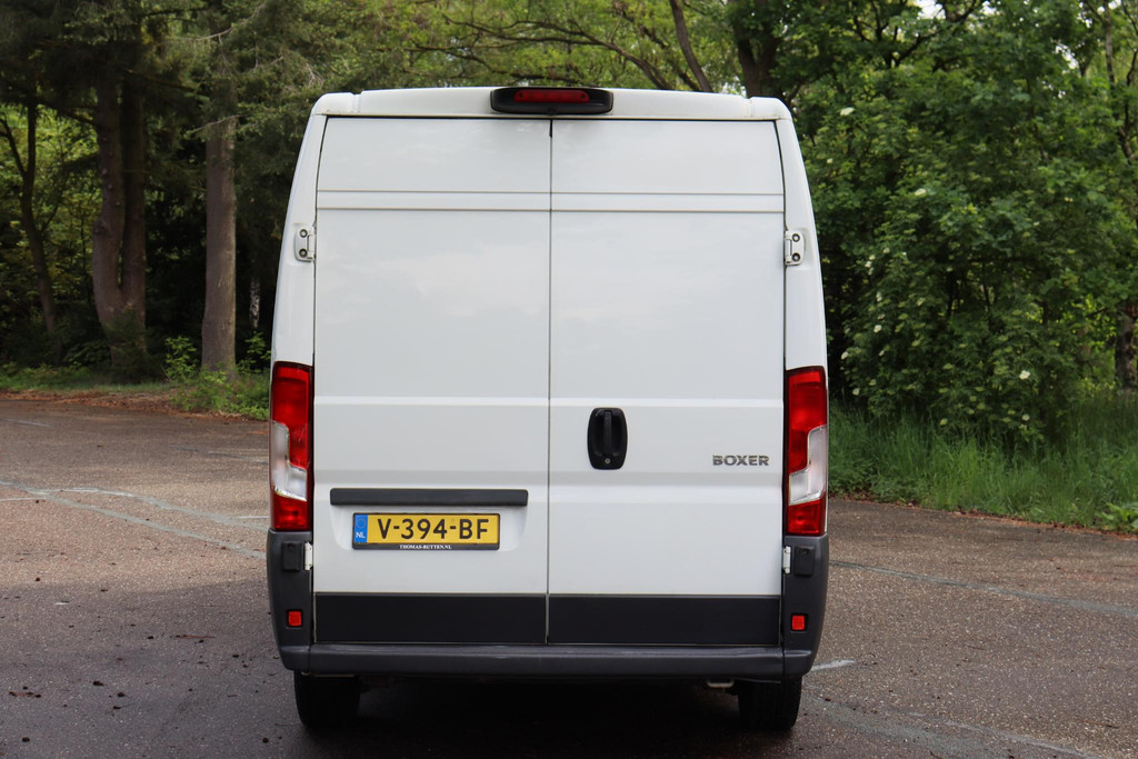 53428350-6.jpg