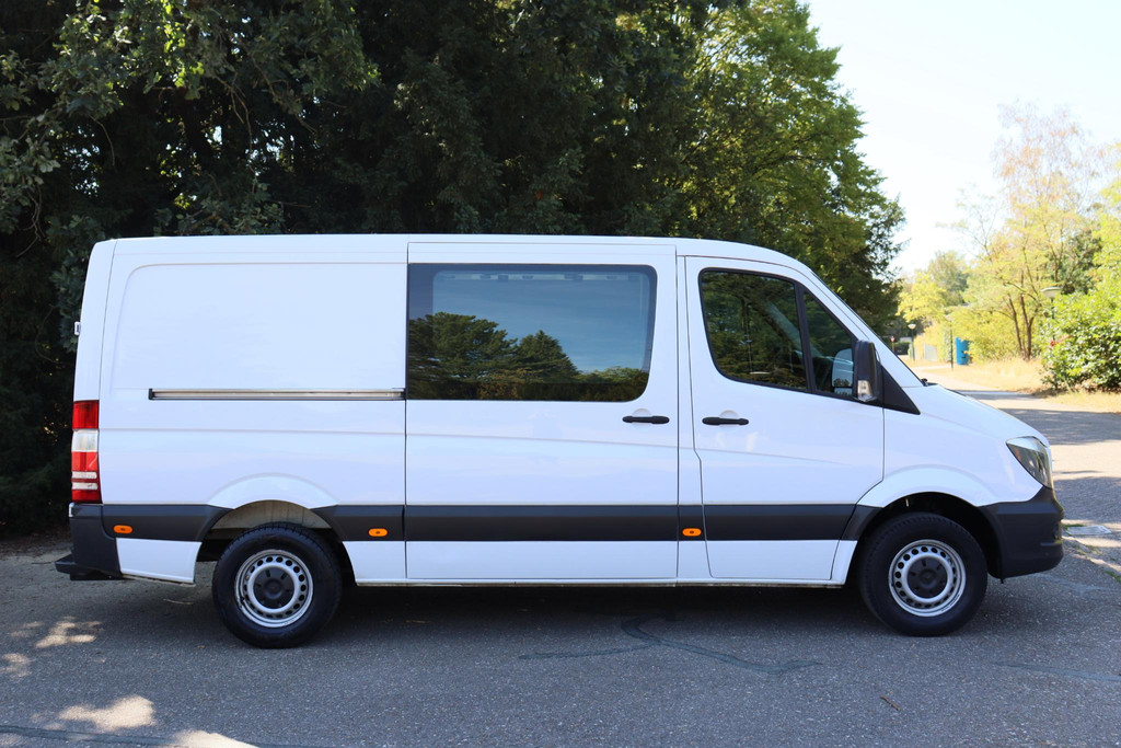 56854459-10.jpg